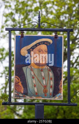 Île de Wight, Royaume-Uni - 4 mai 2023 : une pancarte avec un portrait du roi Henry VIII, devant le King Harry’s Bar dans le vieux village de Shanklin, sur l'île de perruque Banque D'Images