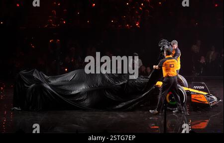 Andrea Stella, directrice de l'équipe McLaren, avec Zak Brown, président-directeur général de McLaren Racing, lors de l'événement de lancement F1 75 Live à l'O2, Londres. Date de la photo : mardi 18 février 2025. Banque D'Images
