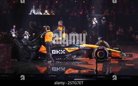 Andrea Stella, directrice de l'équipe McLaren, avec Zak Brown, président-directeur général de McLaren Racing, lors de l'événement de lancement F1 75 Live à l'O2, Londres. Date de la photo : mardi 18 février 2025. Banque D'Images