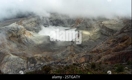Vue panoramique du volcan Poas du Costa Rica en Amérique centrale Banque D'Images
