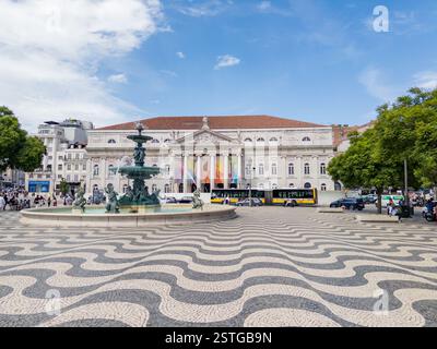 Lisbonne, Portugal - 6 septembre 2023 : les touristes explorent les évanouissements et le Théâtre National dans la Praca do Rossio ou la place Rossio à Lisbonne, Portugal Banque D'Images