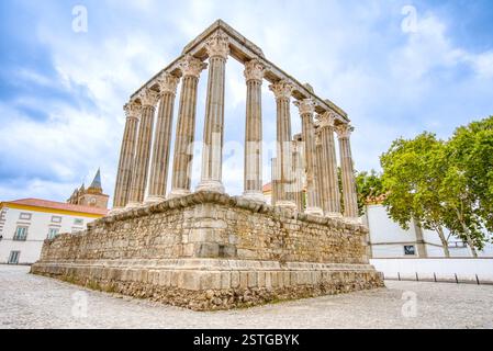 Ruines antiques du temple romain historique de Diana à Evora, Portugal Banque D'Images