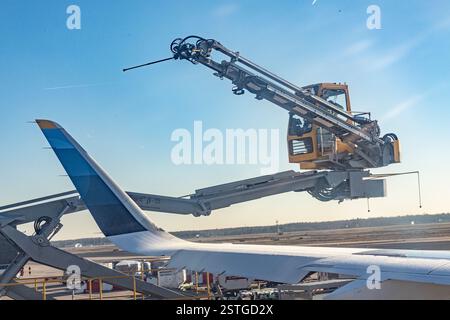 Francfort, Allemagne - 13 janvier 2025 : dégivrage d'un avion Lufthansa Discover Airlines à l'aéroport avant le départ. Banque D'Images