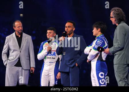 Londres, Royaume-Uni. 18 février 2025. (De gauche à droite) : Peter Bayer (AUT) Racing Bulls Directeur général ; Isack Hadjar (FRA) Racing Bulls ; Munya Chawawa (GBR) acteur ; Yuki Tsunoda (JPN) Racing Bulls ; Laurent Mekies (FRA) Directeur technique Racing Bulls. 18.02.2025. Championnat du monde de formule 1, F1 75 Live. O2 Arena, Londres, Angleterre. Le crédit photo devrait se lire : XPB/Alamy Live News. Banque D'Images