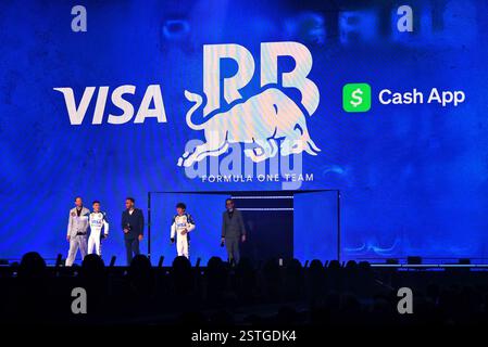 Londres, Royaume-Uni. 18 février 2025. (De gauche à droite) : Peter Bayer (AUT) Racing Bulls Directeur général ; Isack Hadjar (FRA) Racing Bulls ; Munya Chawawa (GBR) acteur ; Yuki Tsunoda (JPN) Racing Bulls ; Laurent Mekies (FRA) Directeur technique Racing Bulls. 18.02.2025. Championnat du monde de formule 1, F1 75 Live. O2 Arena, Londres, Angleterre. Le crédit photo devrait se lire : XPB/Alamy Live News. Banque D'Images