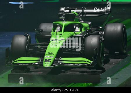 Londres, Royaume-Uni. 18 février 2025. LONDRES, ANGLETERRE - 18 FÉVRIER : la livrée Ferrari Kick Sauber C44 2025 pendant F1 75 Live à l'O2 Arena le 18 février 2025 à Londres, Royaume-Uni. (Photo de Vince Mignott/MB Media) crédit : MB Media solutions/Alamy Live News Banque D'Images