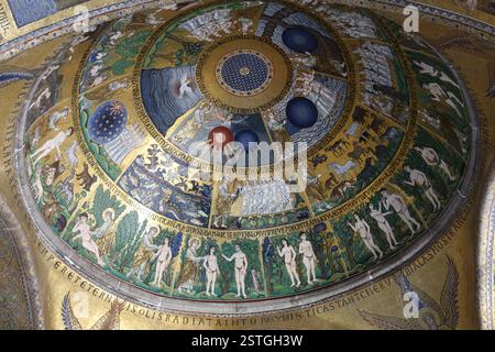 Italie. Venise. Préparez la basilique Mark. Le Dôme de la création dans le narthex (XIIIe siècle). Banque D'Images
