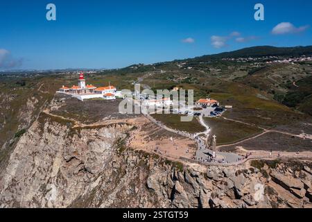 La vue imprenable sur un drone capture l'emblématique phare de Cabo da Roca perché sur d'imposantes falaises au Portugal, surplombant de vastes paysages accidentés à la pointe la plus occidentale de l'Europe continentale Banque D'Images