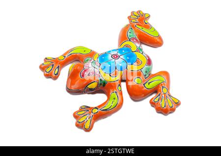 Poterie en céramique mexicaine Pueblo style adobe d'un art mural extérieur d'intérieur grenouille d'arbre coloré, peint à la main multicolore bleu, rouge, orange avec fleur p Banque D'Images