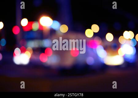Image de flou de couleur vive de voitures avec des lumières bokeh de embouteillage de nuit Banque D'Images