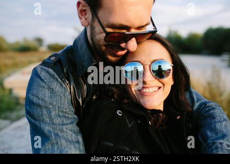 Un gars serrant tendrement sa petite amie Banque D'Images