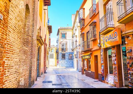 MALAGA, ESPAGNE - 26 septembre 2019 : La ligne de magasins touristiques à côté de Santiago Apostol Église dans la Calle Granada (rue), le 26 septembre à Malaga Banque D'Images