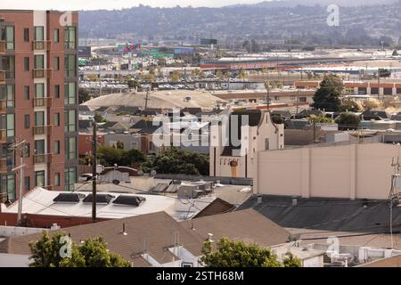 South San Francisco, Californie, États-Unis - 27 octobre 2024 : façades de bâtiments historiques dans le centre-ville urbain. Banque D'Images