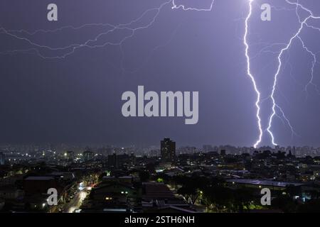 Sao Paulo, Brésil. 18 février 2025. SP - SAO PAULO - 02/18/2025 - SAO PAULO, TEMPÊTE DE FOUDRE - la foudre est vue lors de fortes pluies dans la zone Sud de la ville de Sao Paulo, ce mardi (18). De fortes pluies frappent la ville de Sao Paulo fréquemment, même pendant une vague de chaleur majeure qui frappe la ville. Photo : Ettore Chiereguini/AGIF crédit : AGIF/Alamy Live News Banque D'Images
