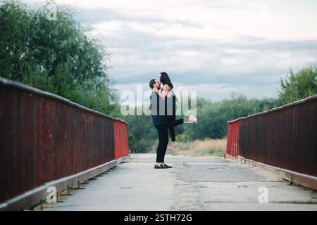 Homme tenant sa petite amie sur les mains Banque D'Images