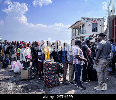 Goma, République démocratique du Congo (RDC). 18 février 2025. Des gens font la queue pour monter à bord d’un quai à Goma, en République démocratique du Congo (RDC), 18 février 2025. Le trafic sur le lac Kivu entre Bukavu et Goma, deux capitales provinciales de l’est de la République démocratique du Congo (RDC), a repris mardi après des semaines de suspension en raison d’affrontements à Goma. POUR ALLER AVEC 'la circulation reprend sur le lac Kivu au milieu des avancées du M23 en RD Congo' crédit : Zanem Nety Zaidi/Xinhua/Alamy Live News Banque D'Images