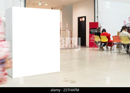 Publicité numérique dans la maquette de centre commercial. Panneaux d'affichage vierges situés dans les centres commerciaux ou les magasins de détail, utiles pour votre publicité, avec clipping Banque D'Images