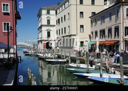 En arrière-plan Pont de Vigo, canal Vena, ville portuaire, lagune de Venise, Chioggia, Vénétie, Italie, Europe Banque D'Images