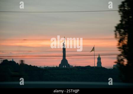 La photo montre le monument de mère Ukraine à Kiev au coucher du soleil le 12 juin 2022. Banque D'Images