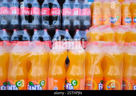 Fermer. Haut, détail d'une pile de soda en plastique, bouteilles de boissons gazeuses, y compris Fanta Orange et Coca Cola. À Samarcande, Ouzbékistan. Banque D'Images