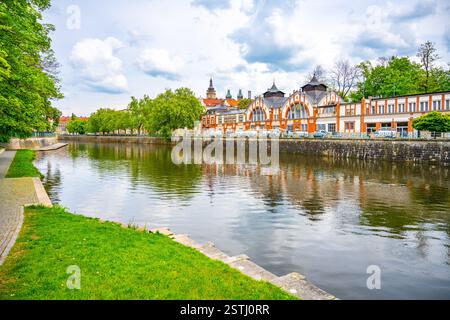 La centrale hydroélectrique de Hucak présente une architecture Art Nouveau époustouflante le long de la rivière à Hradec Kralove, en Tchéquie, reflétant la riche histoire de la ville et ses paysages sereins. Banque D'Images