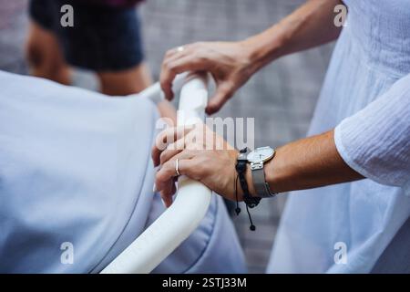 Coup de frais généraux de jeune mère se promener un chariot Banque D'Images