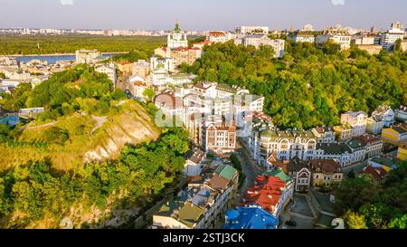 Vue aérienne de dessus de l'église Saint André et de la rue Andreevska d'en haut, paysage urbain du quartier Podol au coucher du soleil, horizon de la ville de Kiev, Ukraine Banque D'Images