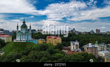 Vue aérienne de dessus de l'église Saint André et de la rue Andreevska d'en haut, paysage urbain du quartier Podol au coucher du soleil, horizon de la ville de Kiev, Ukraine Banque D'Images