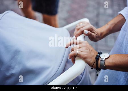 Coup de frais généraux de jeune mère se promener un chariot Banque D'Images
