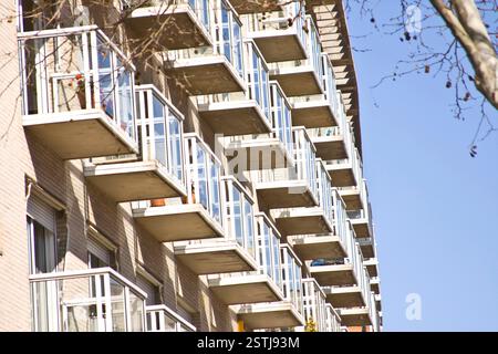 Bâtiment avec balcons répétitifs, motif architectural. Architecture urbaine, bâtiment résidentiel, design géométrique, perspective, façade, motif Banque D'Images