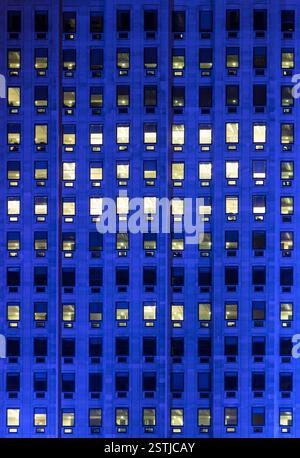 Fenêtres sur un immeuble de bureaux haut de gamme Banque D'Images