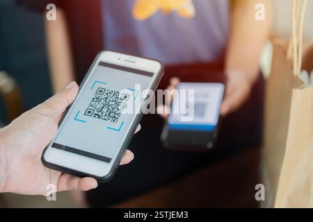 QR code paiement , achats en ligne , concept de technologie sans espèces. Magasinez ou stockez le paiement numérique accepté sans argent. Mise au point sélective. Banque D'Images