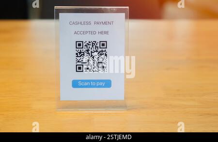 Magasin ou magasin payé numérique accepté sans argent, étiquette en plastique sur la table en bois pour scanner qr code. Copier l'espace. Banque D'Images