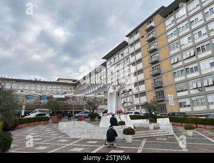 ROM, Italie. 19 février 2025. Une statue du pape Jean-Paul II peut être vue devant la polyclinique Agostino Gemelli à Rome, où le pape reçoit des soins depuis le vendredi 14 février 2025. Crédit : Robert Messer/dpa/Alamy Live News Banque D'Images