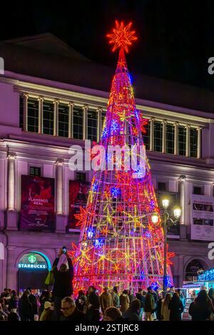 Un immense sapin de Noël coloré devant le Teatro Real ; l'emblématique Opéra de PL. De Isabel II, situé dans le centre de Madrid, Espagne. Banque D'Images