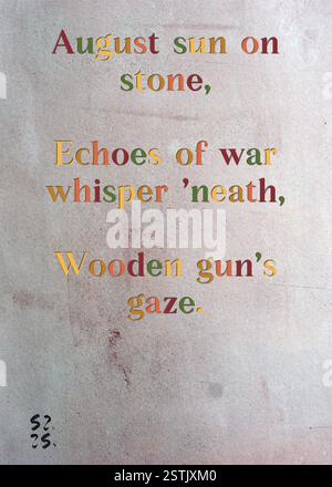 Soleil d'août sur pierre, échos de guerre murmure 'neath, regard de pistolet en bois. Ellington Prescott's Silver Writers' Guild. Art de Zsuzsa Szikra. Poésie Art Print, Triplumes est une forme poétique unique inspirée du haïku traditionnel, composée de trois lignes qui capturent des moments de clarté, d'émotion et de perspicacité. Dans notre collection, nous embrassons la liberté de la langue, où le mélange des mots et la suppression des traits d'Union est plus qu'un choix stylistique, c'est une façon de transmettre l'unité et la proximité entre les idées, créant une expression fluide et compacte qui résonne avec les rythmes de la vie moderne. Banque D'Images