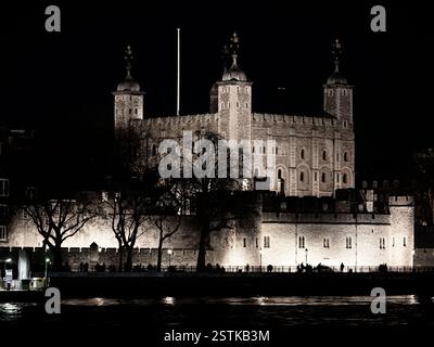 Noir et blanc, Tour nocturne de Londres, Tour Blanche, sur la Tamise, ville de Londres, Londres, Angleterre, Royaume-Uni, GB. Banque D'Images