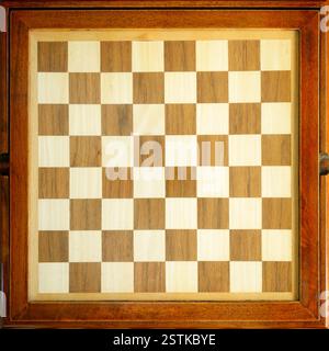 Échiquier avec pièces d'échecs isolées, vue de dessus Banque D'Images