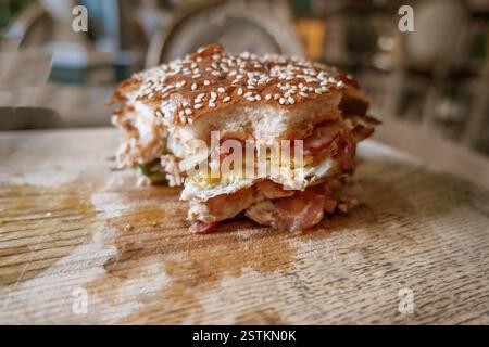 Hamburger délicieux frais sur la vue latérale de la plaque en bois. Banque D'Images