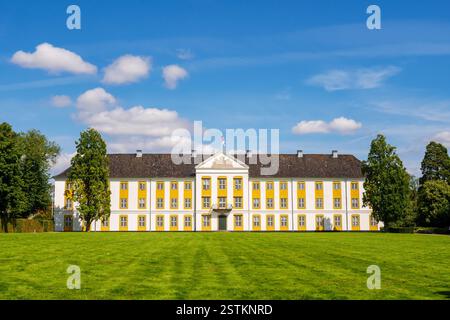 Vue de la façade baroque du palais d'Augustenborg depuis le jardin, Augustenborg, île ALS, Danemark du Sud Banque D'Images