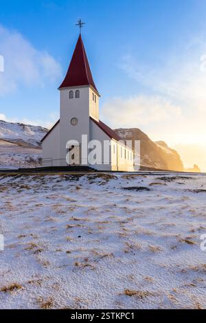 Vue sur Víkurkirkja, l'église de Vik avec toit rouge. Vik i Myrdal, Sudurland, Islande, Europe du Nord. Banque D'Images