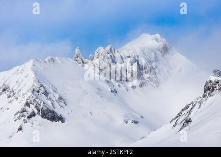 Vue sur les montagnes couvertes de neige près de la cascade de Svartifoss en hiver. Parc national de Skaftafell, Hornafjörður, Austurland, Islande, Europe du Nord. Banque D'Images
