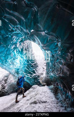 Vue de l'intérieur d'une grotte de glace de Breidamerkurjokull, Austurland, Islande, Europe du Nord Banque D'Images
