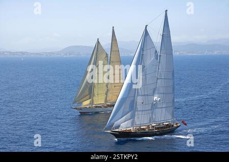 Vue aérienne des élégants voiliers, Meteor et Borkumriff naviguant dans les eaux bleues calmes en haute mer Banque D'Images