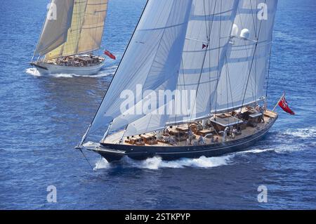 Vue aérienne des élégants voiliers, Meteor et Borkumriff naviguant dans les eaux bleues calmes en haute mer Banque D'Images