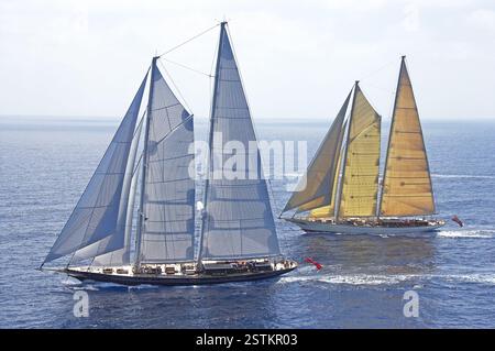 Vue aérienne des élégants voiliers, Meteor et Borkumriff naviguant dans les eaux bleues calmes en haute mer Banque D'Images