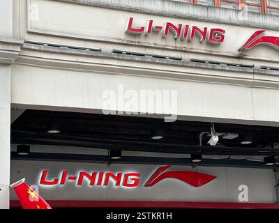 Nanning, Chine - 6 janvier 2024 : panneau de magasin Li-Ning. Li-Ning Company Limited est une société chinoise de vêtements de sport et d'équipements sportifs Banque D'Images