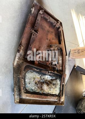 Une porte rouillée de voiture militaire avec verre éclaté et mécanismes intérieurs exposés en détail Banque D'Images