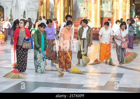 Myanmar, Yangon, balayeuses bénévoles à la pagode Shwedagon. Banque D'Images