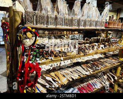 Velykyi Khodachkiv, Ukraine - 18 février 2025 : une variété d'articles en bois et décoratifs faits à la main exposés sur des étagères en bois. Banque D'Images
